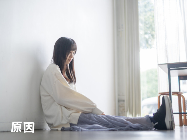 人と話すのがしんどい理由がわからず落ち込んでいる若い女性
